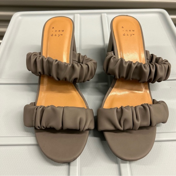 *NEW* scrunchy strap block heel sandals - Picture 1 of 4